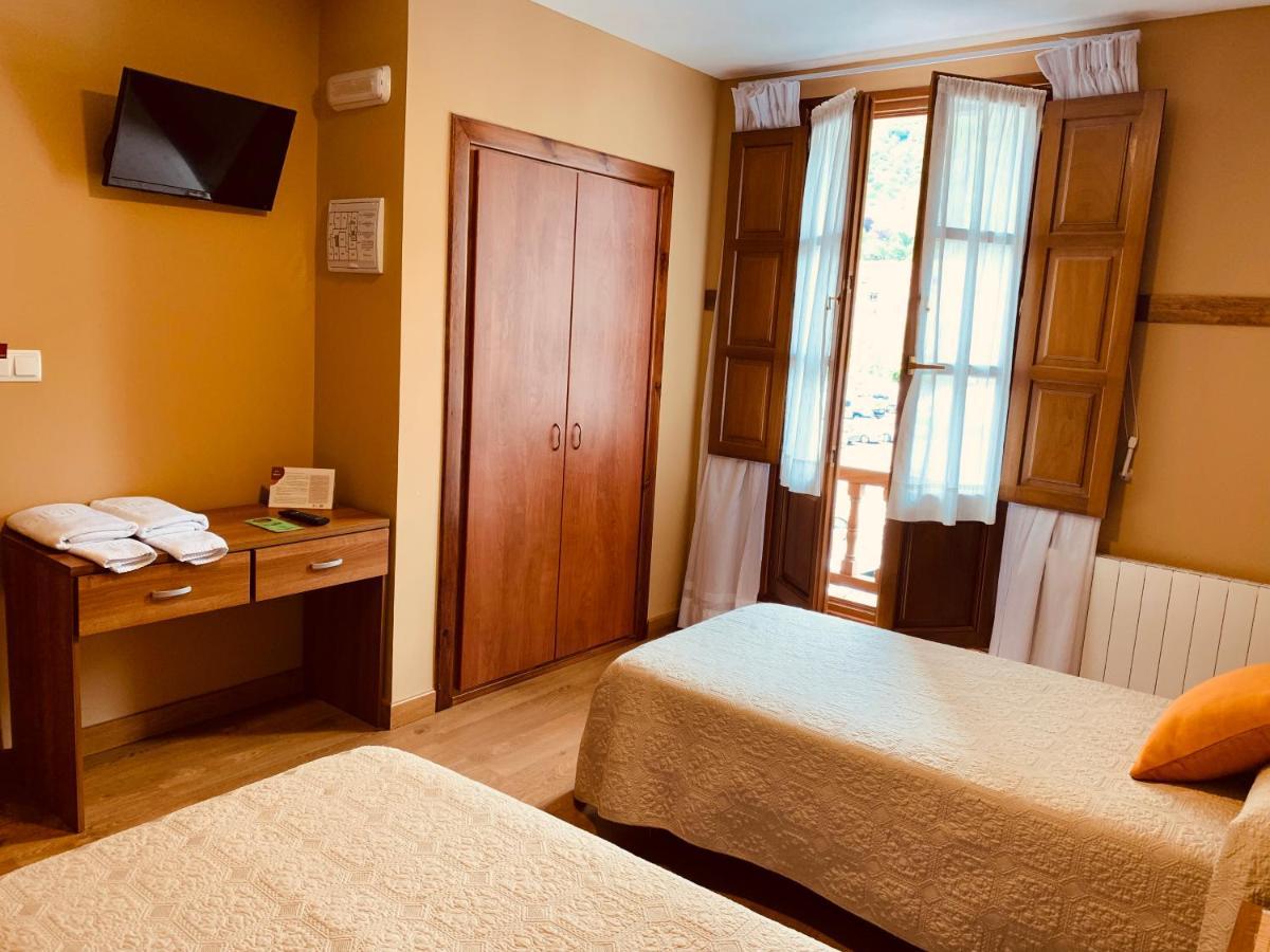 فندق Hostal La Serna بوت المظهر الخارجي الصورة